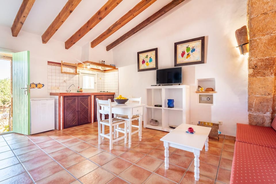 TV and multimedia, Kitchen or kitchenette, Living room, Seating area, Dining area, stove
