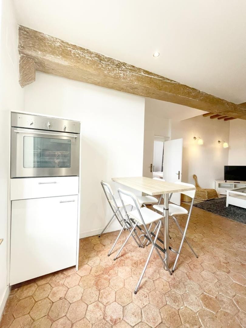 Kitchen or kitchenette, Seating area, Dining area, oven