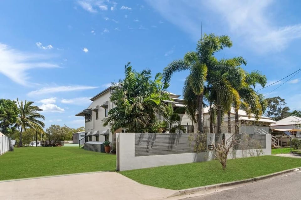 Riverfront Retreat - Fish from Deck with Boat Ramp House in Queensland