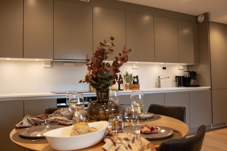 Coffee/tea facilities, Kitchen or kitchenette, Dining area, stove