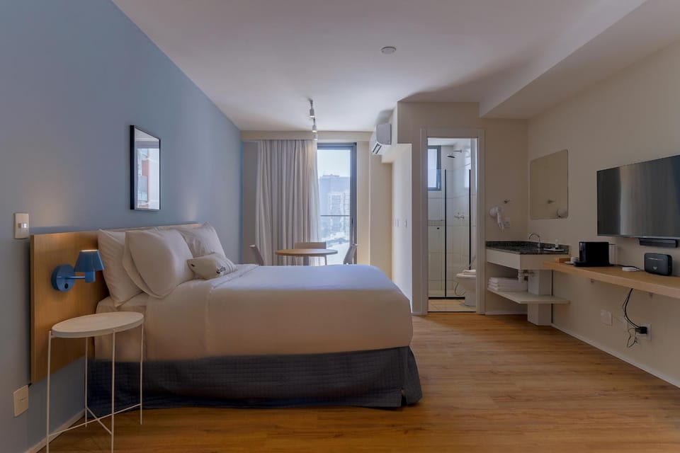 Bed, Day, Bathroom, TV and multimedia, Balcony/Terrace, Photo of the whole room, Dining area, Bedroom, air conditioner
