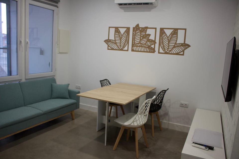 TV and multimedia, Living room, Seating area, Dining area, air conditioner