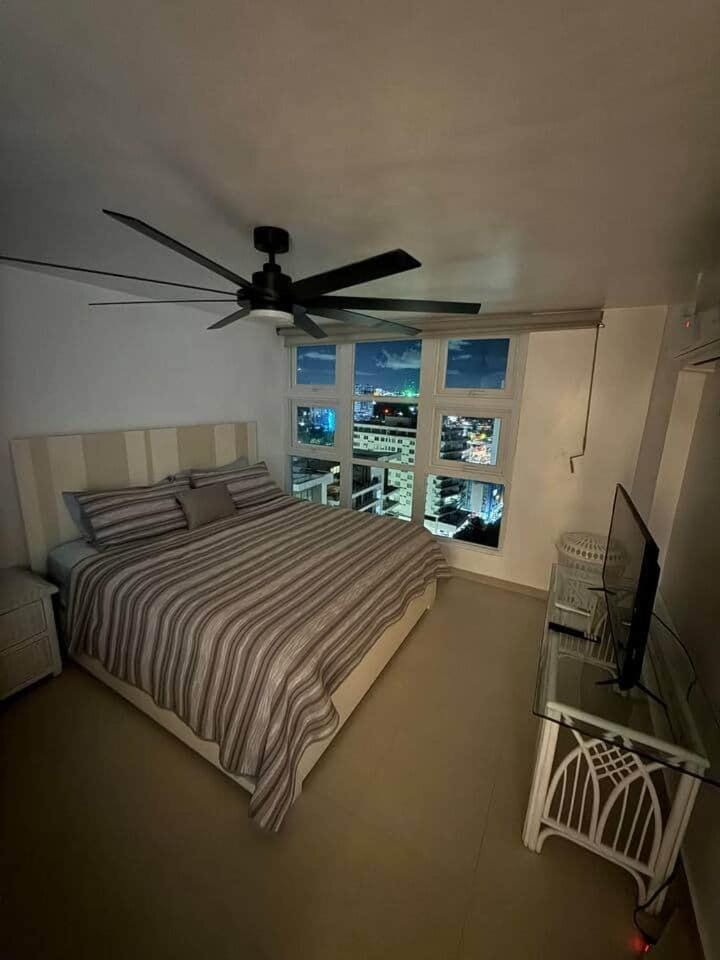 Beachfront HiRise Oasis-Amazing views & parking. Apartment in Carolina