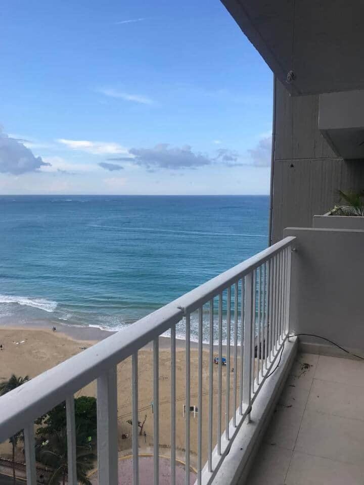 Beachfront HiRise Oasis-Amazing views & parking. Apartment in Carolina