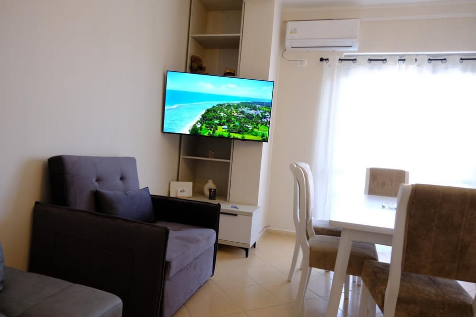 TV and multimedia, Living room, Seating area, Evening entertainment, air conditioner