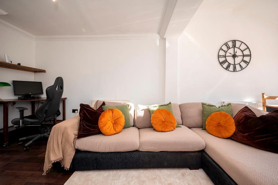 Communal lounge/ TV room, TV and multimedia, Living room, Other, Seating area, Evening entertainment, hair dresser