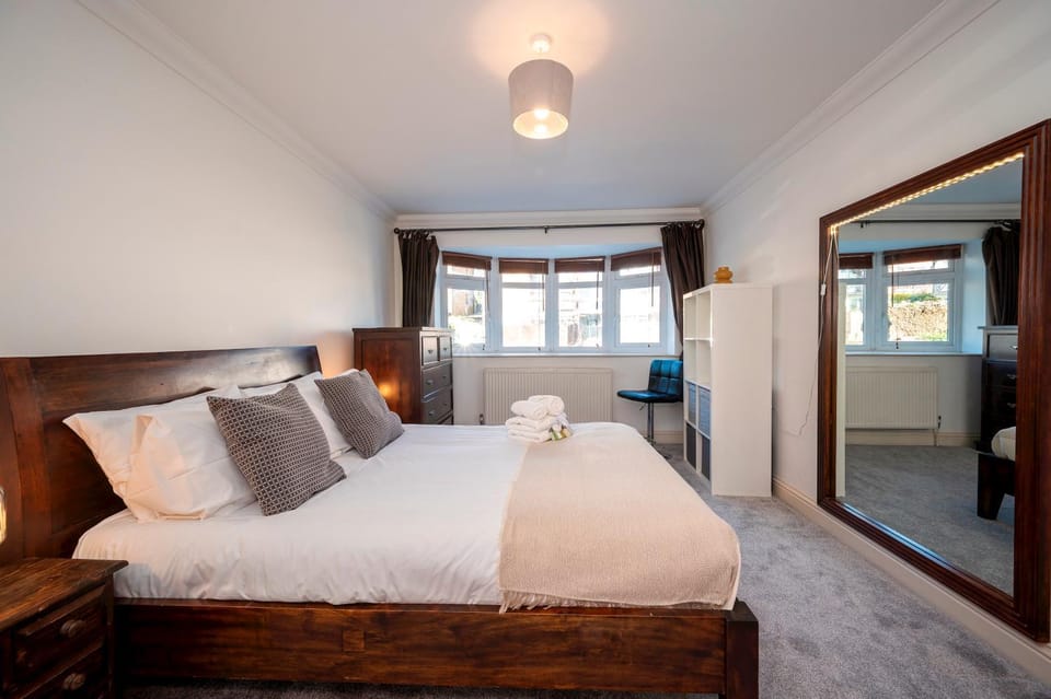 Bed, Other, Photo of the whole room, Bedroom, towels