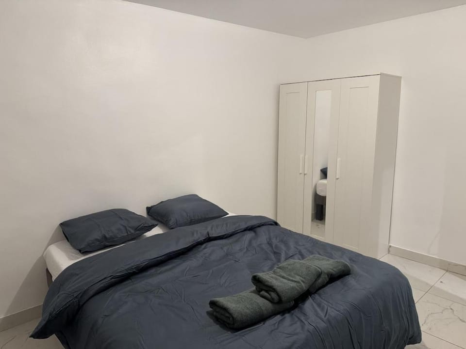 Bed, Photo of the whole room, Bedroom, wardrobe