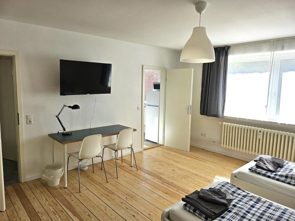Bed, TV and multimedia, Photo of the whole room, Bedroom