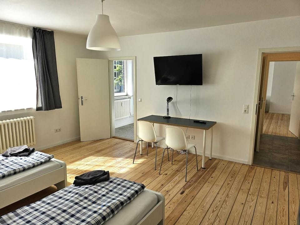 Bed, TV and multimedia, Bedroom