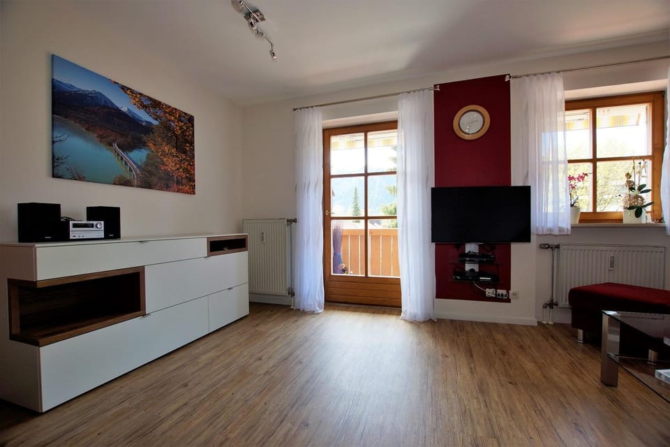 Communal lounge/ TV room, TV and multimedia, Living room