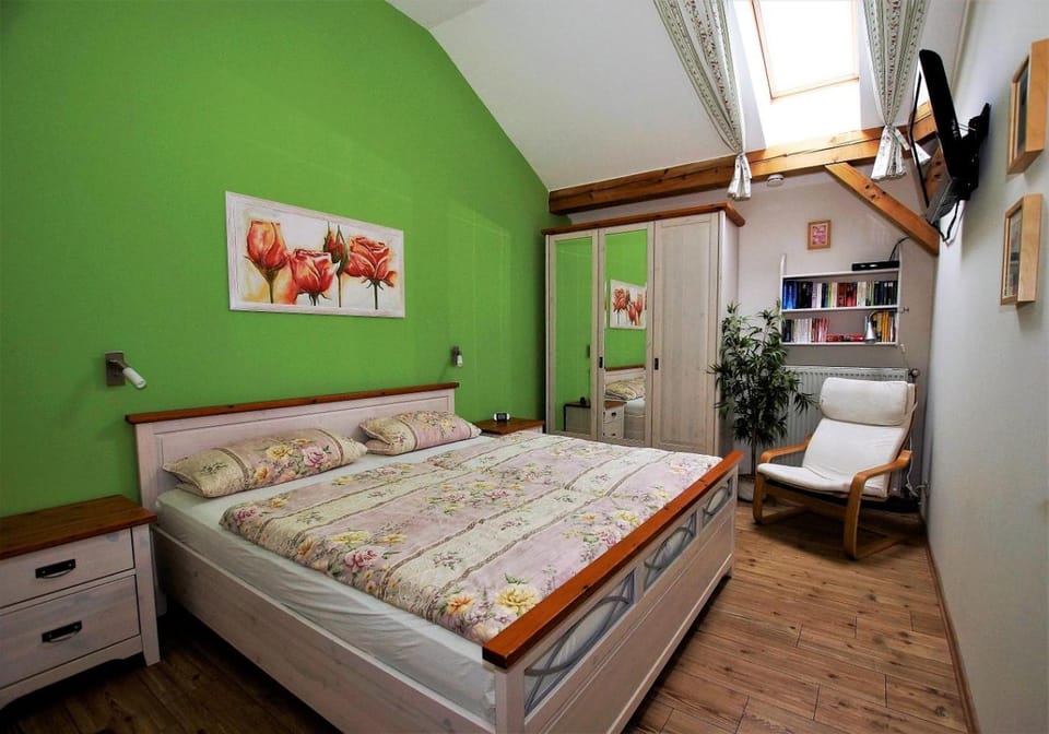 Bedroom, wardrobe