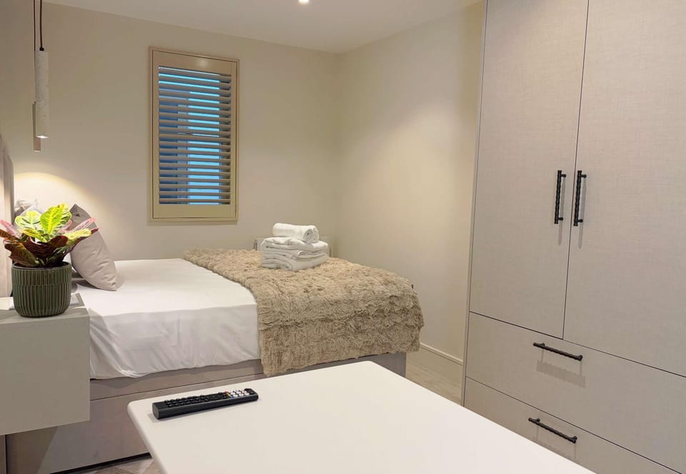 Bed, Photo of the whole room, wardrobe