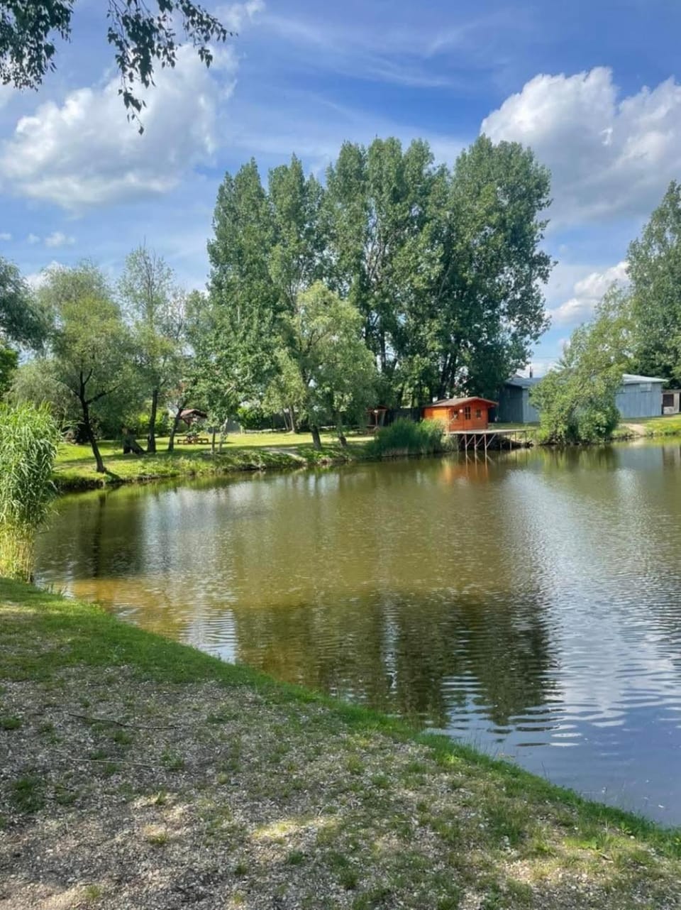 Chaty oddych pri vode, aj pre rybárov Campground/ 
RV Resort in Slovakia