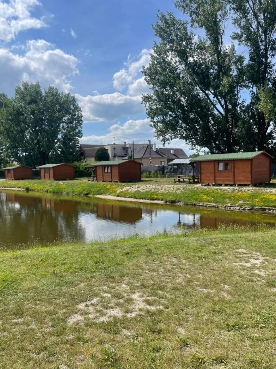 Chaty oddych pri vode, aj pre rybárov Campground/ 
RV Resort in Slovakia