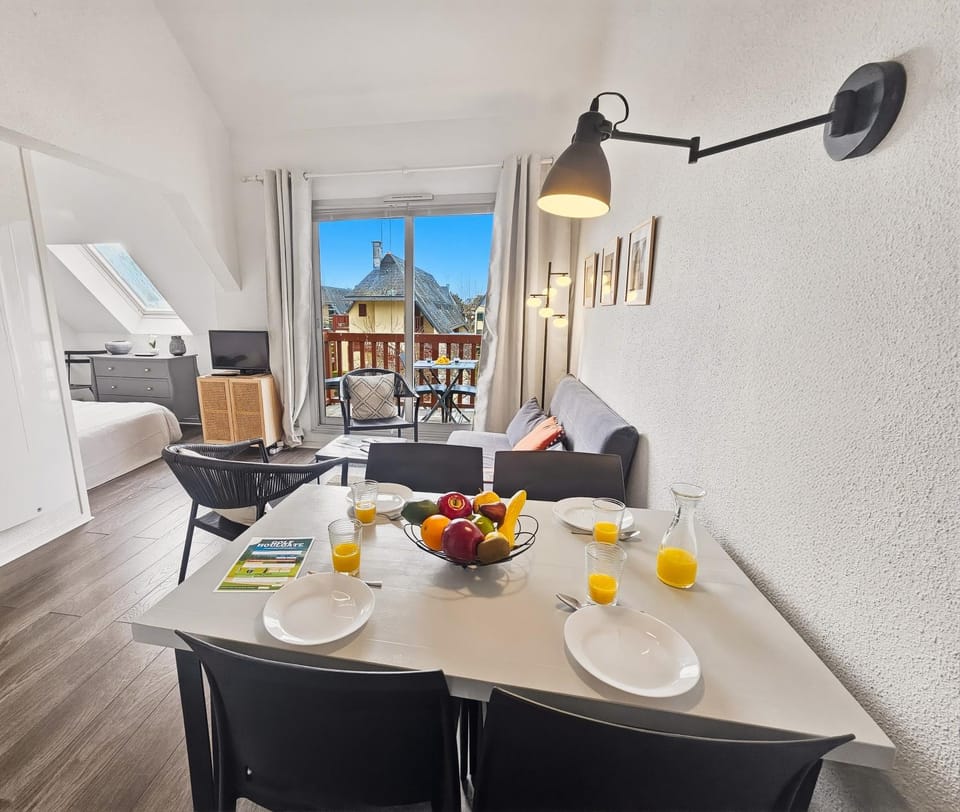 Property building, TV and multimedia, Living room, Dining area