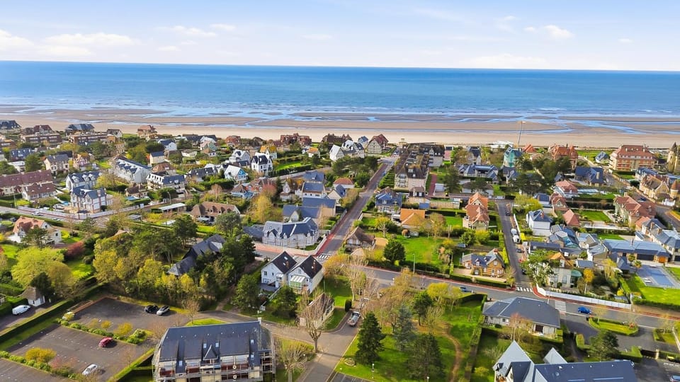 Nearby landmark, Day, Neighbourhood, Bird's eye view, Beach