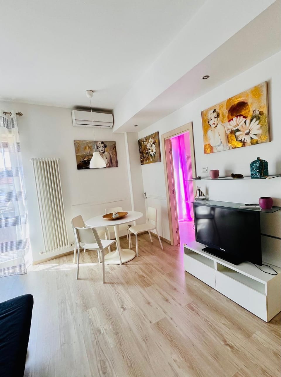 Communal lounge/ TV room, TV and multimedia, Living room, Seating area, Evening entertainment