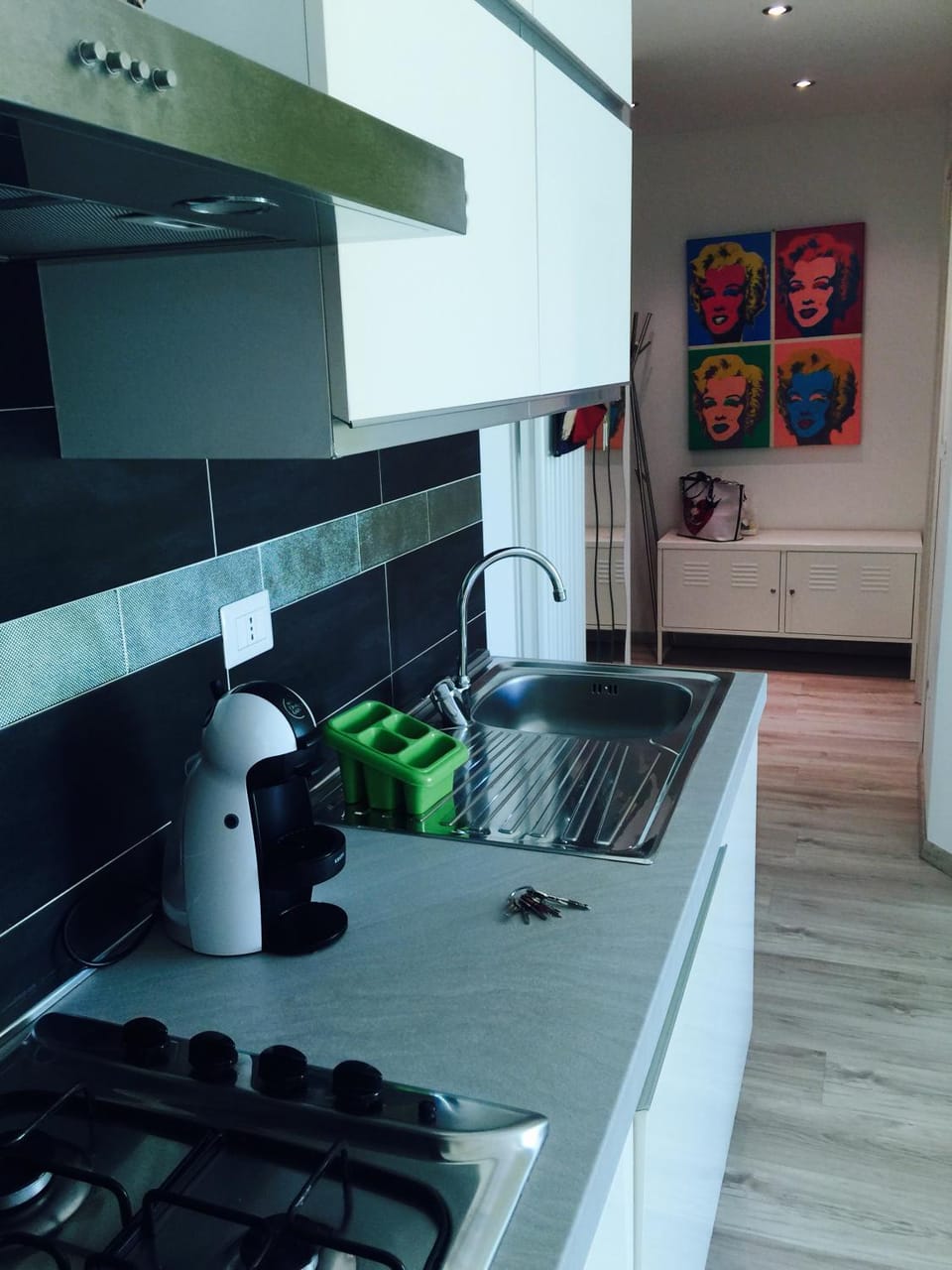 Coffee/tea facilities, Kitchen or kitchenette, stove