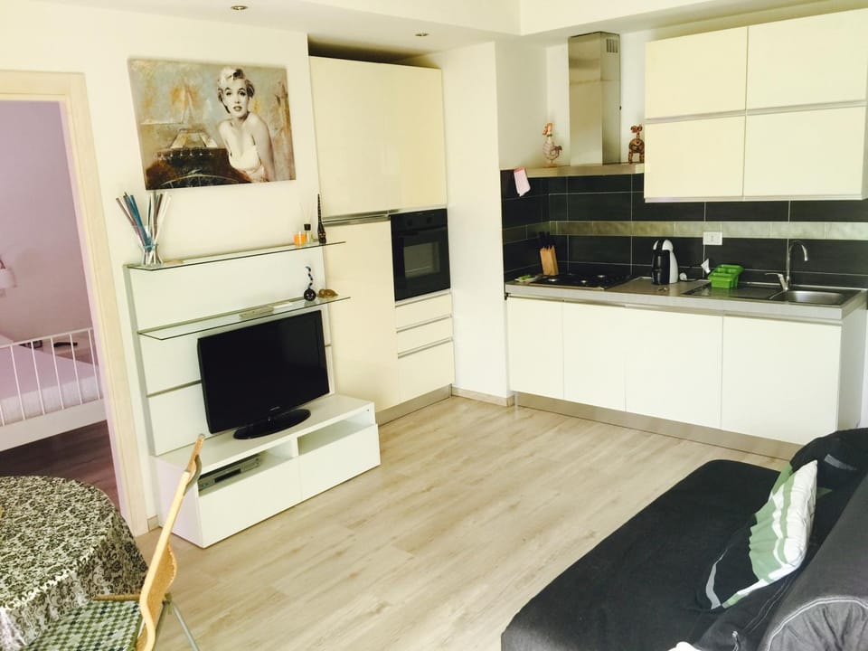 TV and multimedia, Kitchen or kitchenette, dishwasher, oven, stove