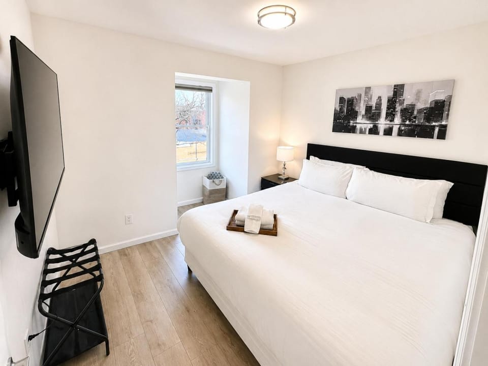 Bed, TV and multimedia, Photo of the whole room, Bedroom