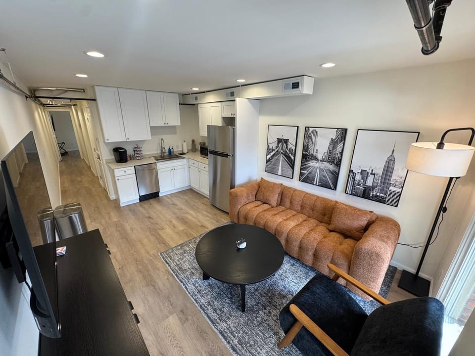 TV and multimedia, Kitchen or kitchenette, Living room, Seating area
