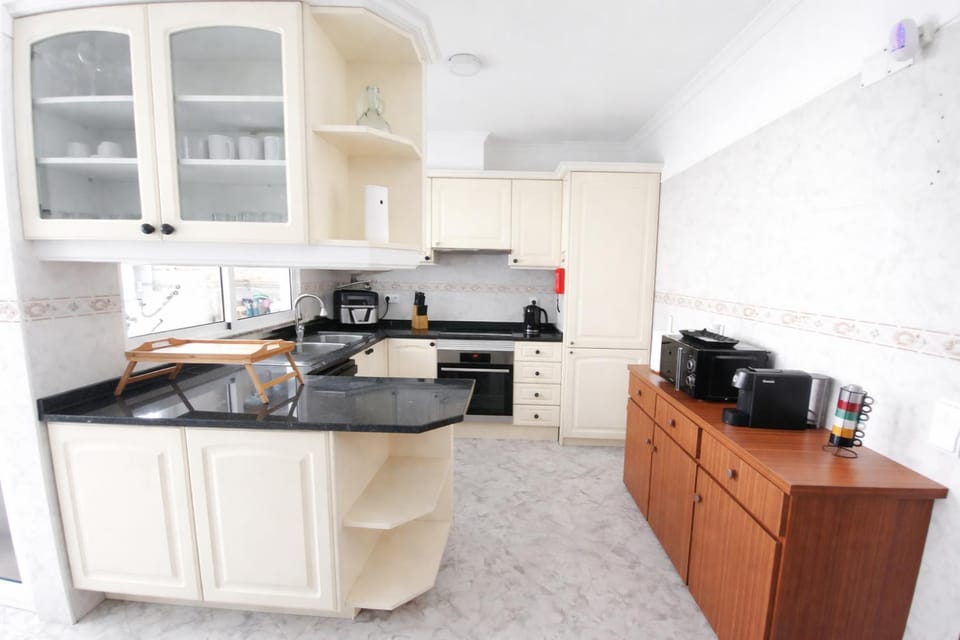Coffee/tea facilities, dishwasher, oven, stove, washing machine, kitchen