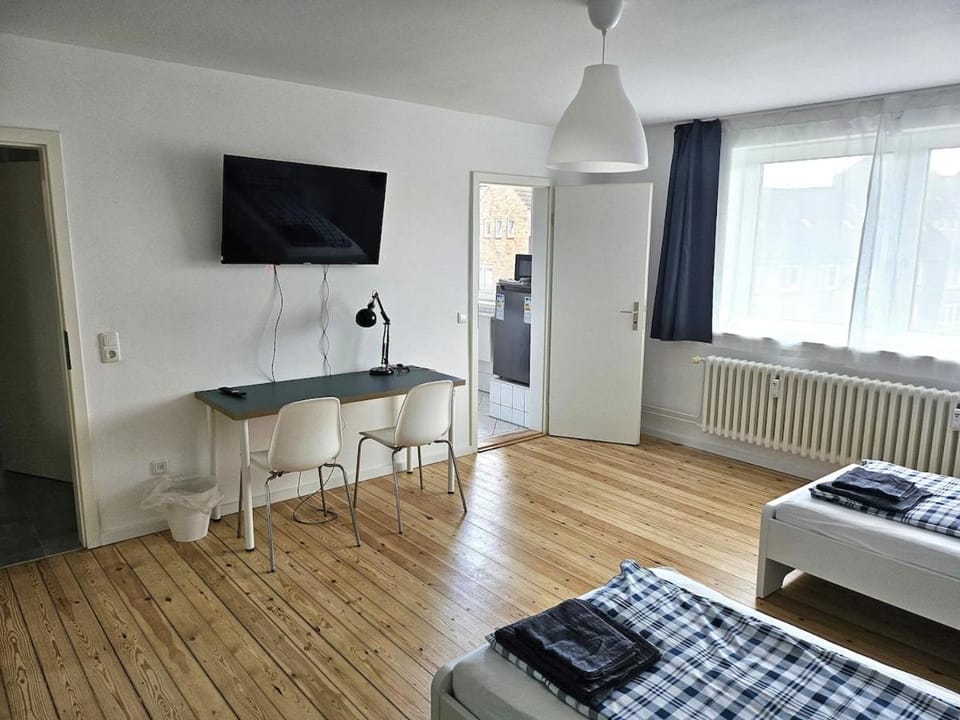 Bed, TV and multimedia, Photo of the whole room, Bedroom