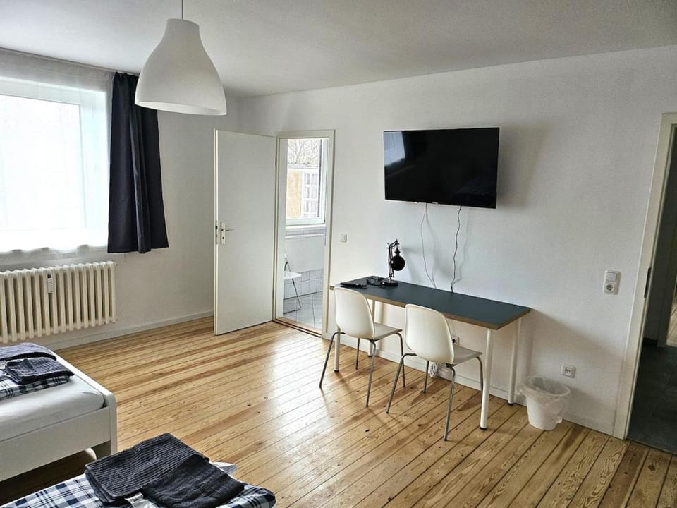 Bed, TV and multimedia, Photo of the whole room, Bedroom