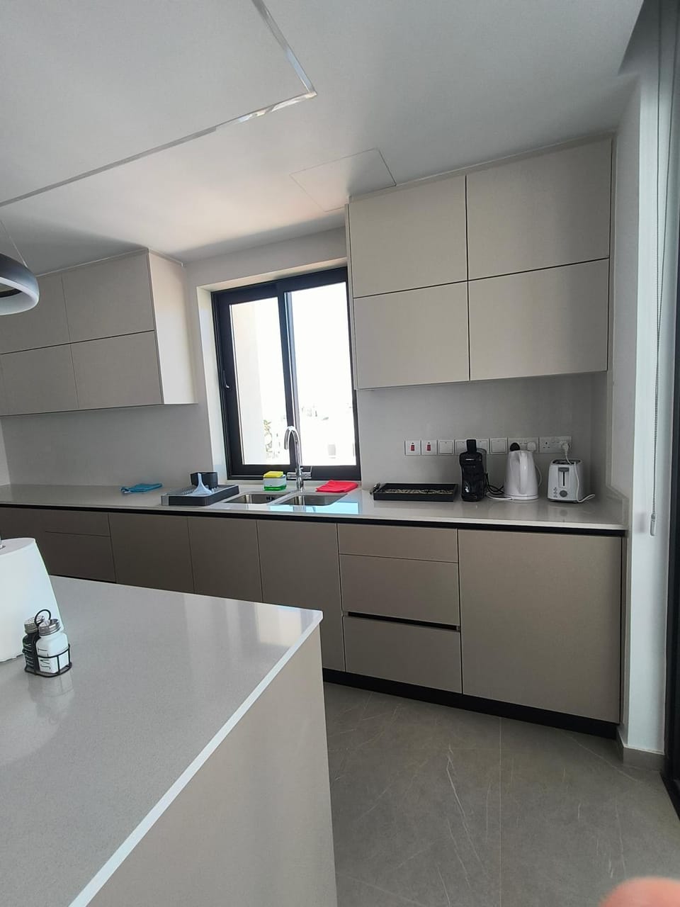 Coffee/tea facilities, Kitchen or kitchenette, stove