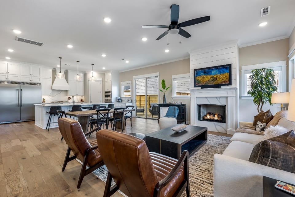 4BR Luxury Home Hot Tub Walk to Square Trail House in Rogers