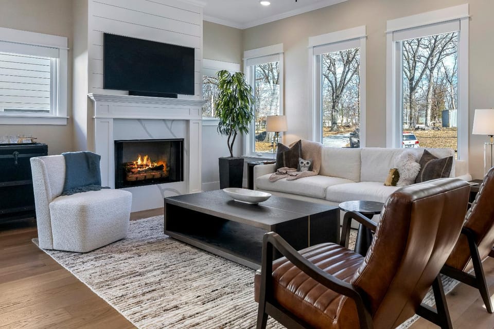 4BR Luxury Home Hot Tub Walk to Square Trail House in Rogers