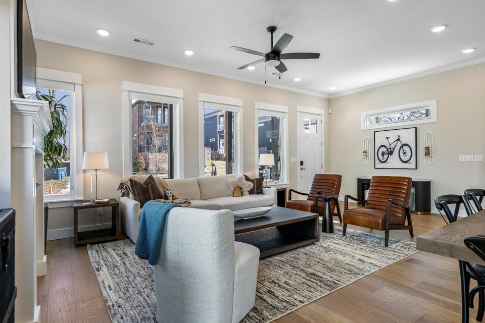4BR Luxury Home Hot Tub Walk to Square Trail House in Rogers