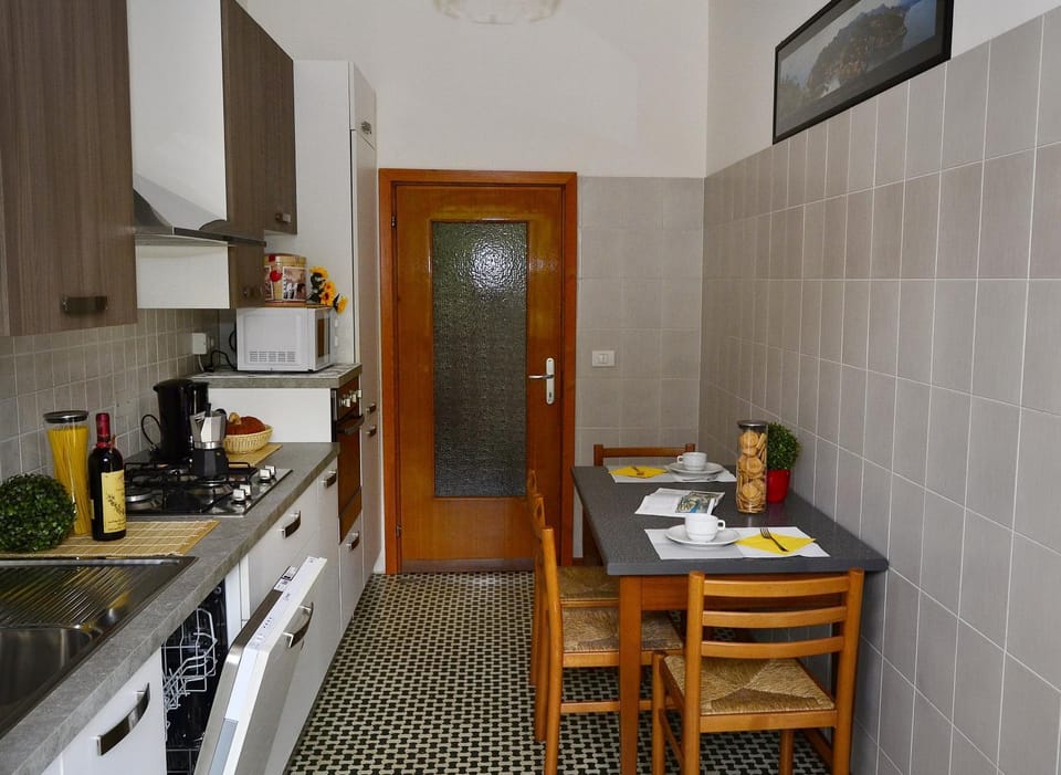Property building, Kitchen or kitchenette, Living room