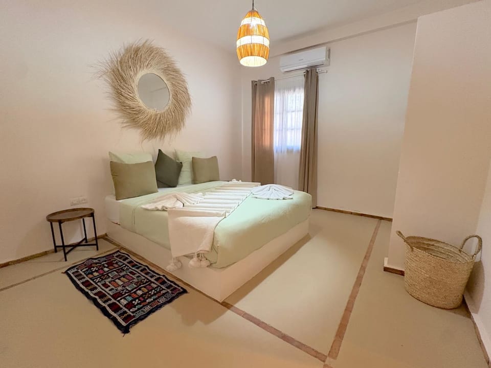 Bed, Living room, Photo of the whole room, Seating area, Bedroom