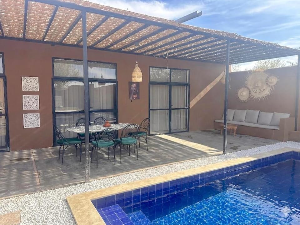 Property building, Patio, Day, Dining area, Pool view, Swimming pool, sunbed