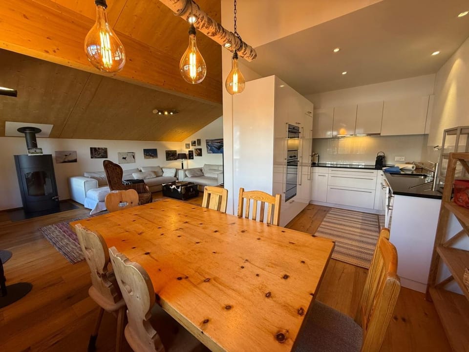 Kitchen or kitchenette, Living room, Seating area, Dining area