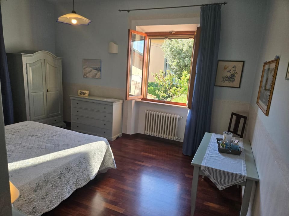 Bed, Bedroom, Garden view, locker