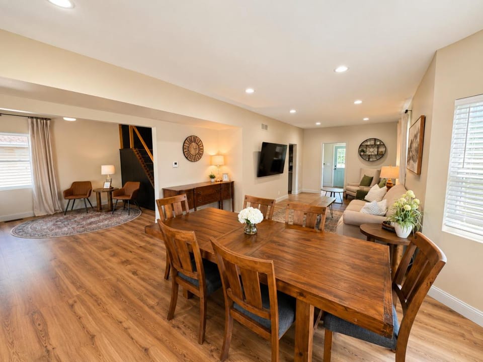 TV and multimedia, Living room, Seating area, Dining area
