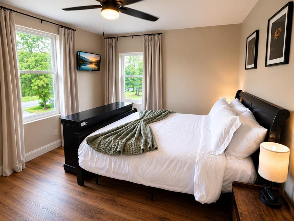 Bed, TV and multimedia, Bedroom, Garden view