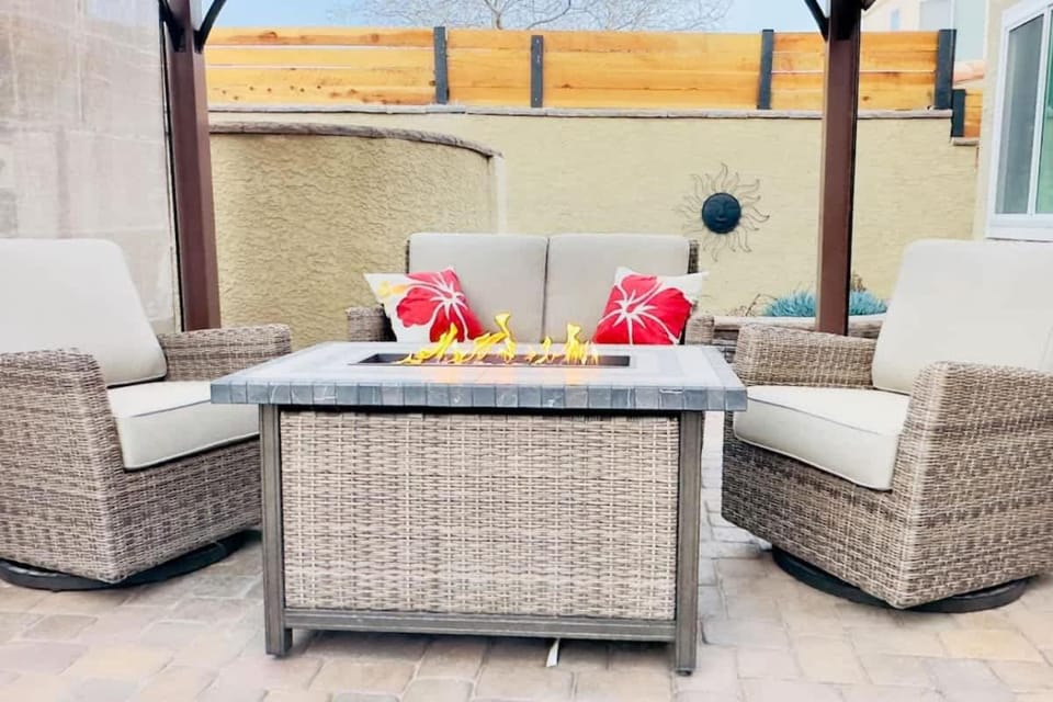 Modern 3BR Home with Pool Jacuzzi Games Room House in Green Valley North