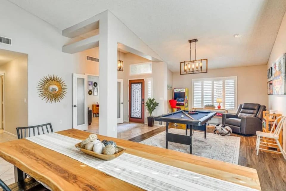 Modern 3BR Home with Pool Jacuzzi Games Room House in Green Valley North