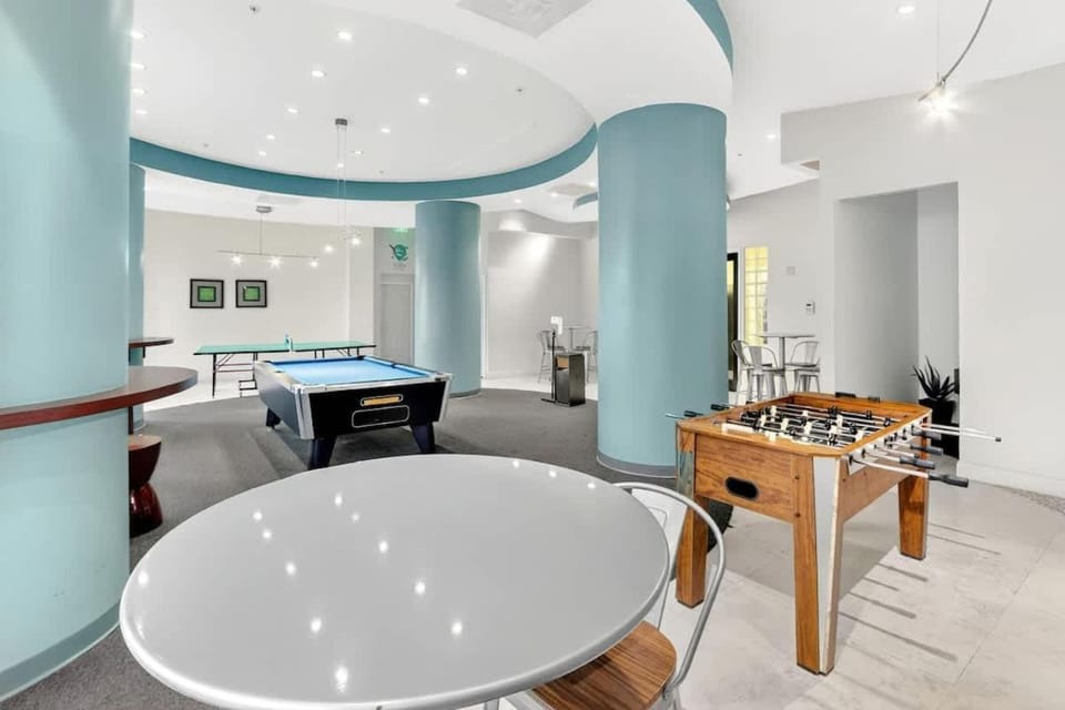 Beachfront condo with gym & direct beach access Apartment in Hollywood Beach