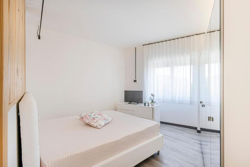 Bed, TV and multimedia, Bedroom