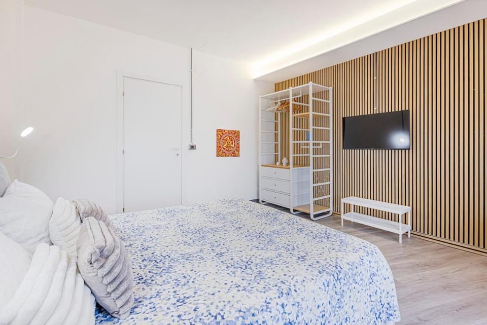 Bed, TV and multimedia, Bedroom