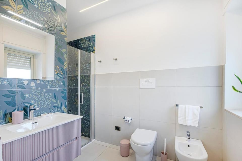 Shower, Toilet, Bathroom, bidet, towels