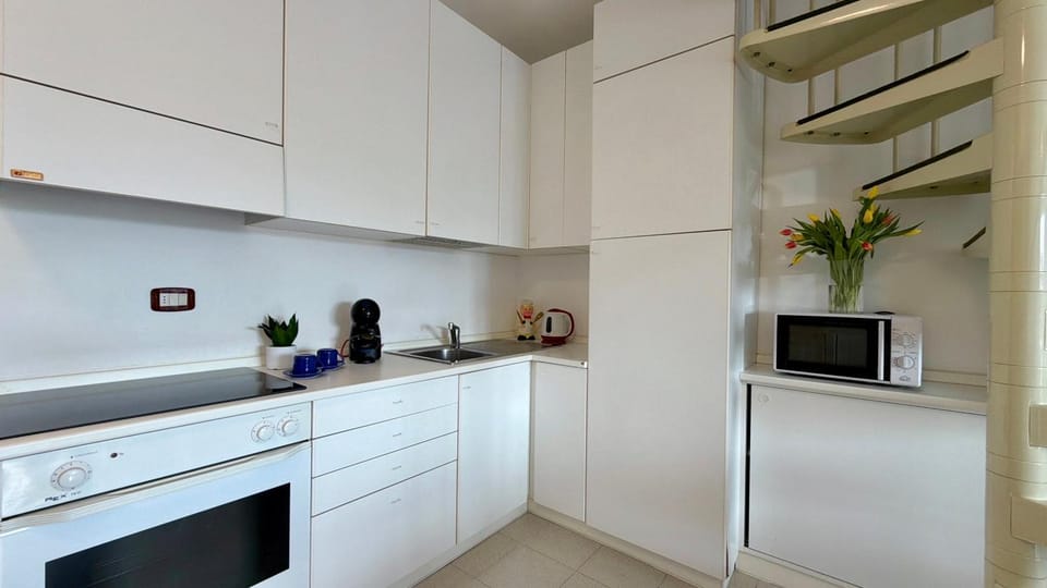 Coffee/tea facilities, Kitchen or kitchenette, oven, stove