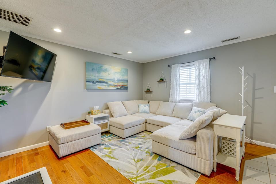 Bright & Airy Condo: Walk to Beach/Boardwalk! House in Ocean City