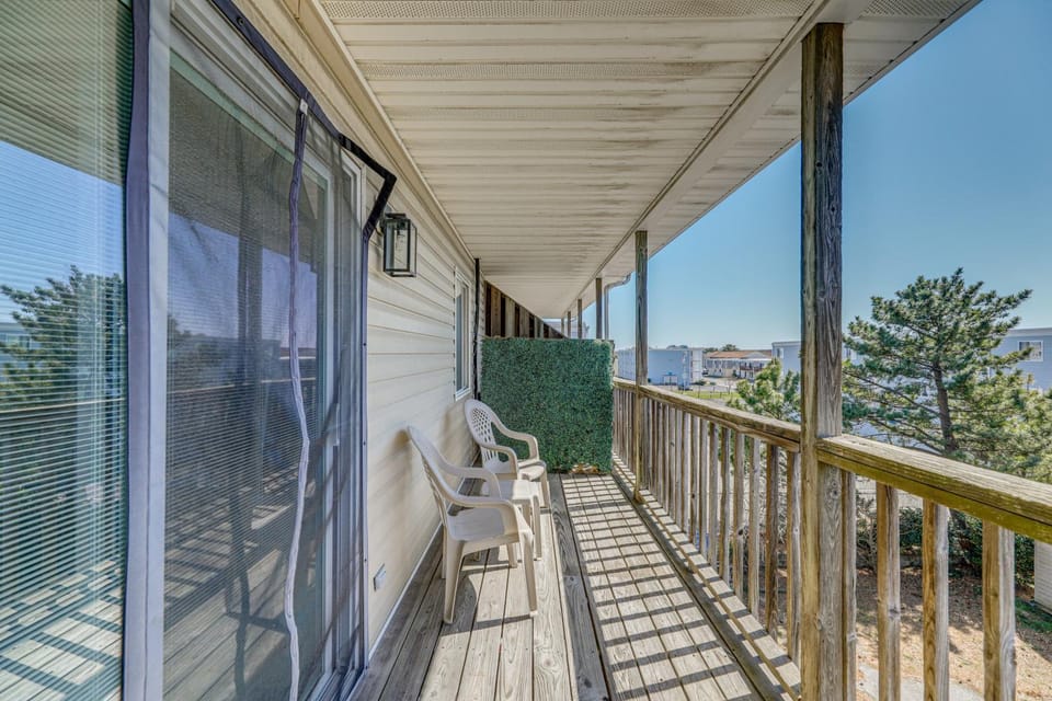 Bright & Airy Condo: Walk to Beach/Boardwalk! House in Ocean City