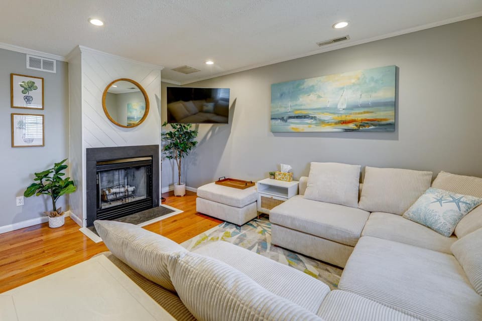Bright & Airy Condo: Walk to Beach/Boardwalk! House in Ocean City
